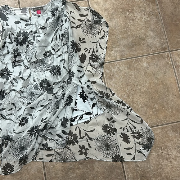 Vince Camuto Floral Tank Blouse with intersecting side hem Size M - Picture 2 of 4